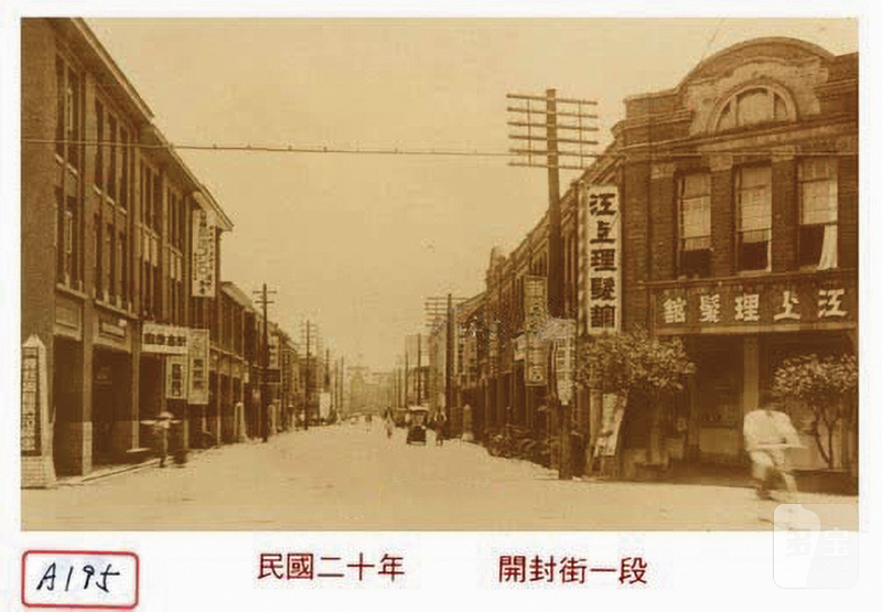 清乾隆 洋彩松绿地番莲纹葵口盆 - 图2